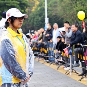雨中默默坚守，一批中山学子为万人行提供志愿服务